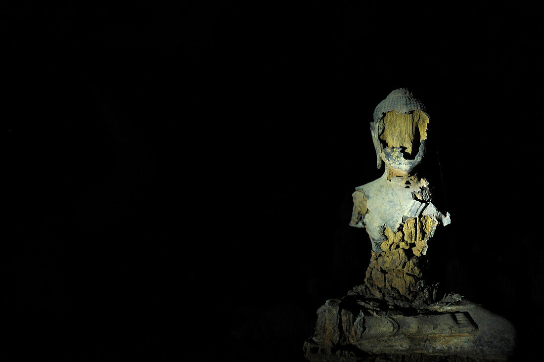 Beschädigte Buddha Statue in den Pak Ou Höhlen am Mekong nördlich von Luang Prabang, Laos, Südostasien, Asien