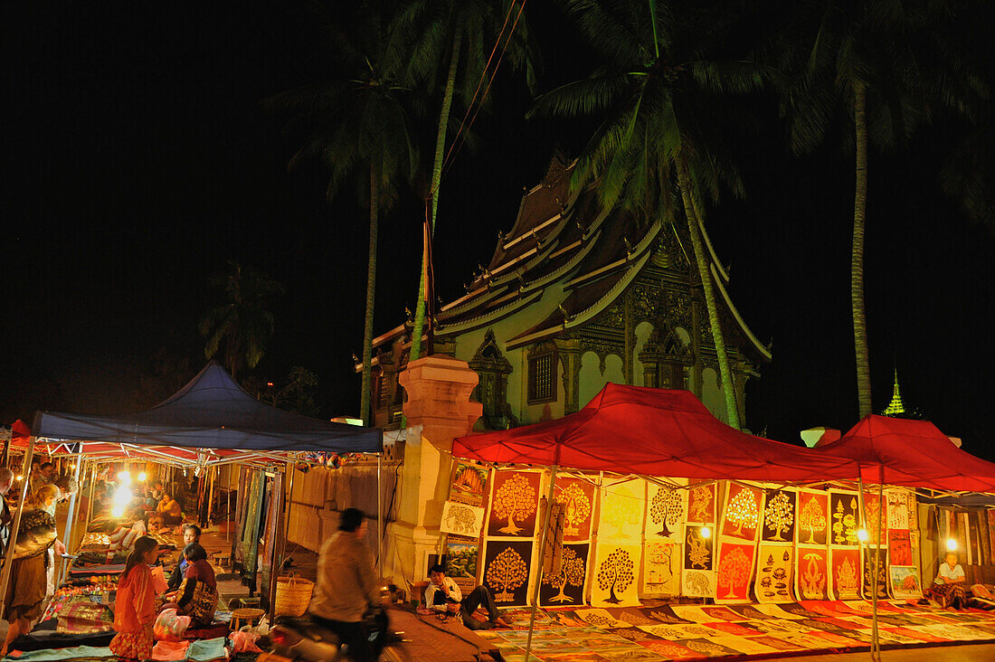 Nightmarket in front of Wat Ho Pha Bang, Part of the Royal Palace, Luang Prabang, Laos