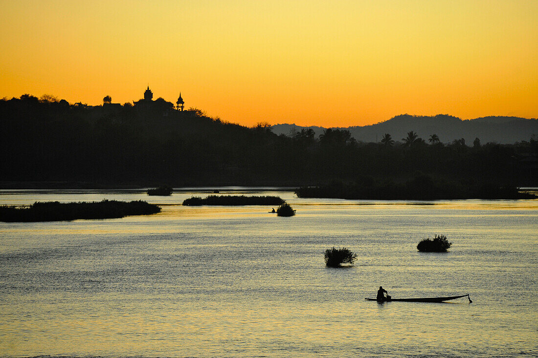 Blick über den Mekong von Muang Khong in der Morgendämmerung, Si Pan Don, Champasak Provinz, Laos
