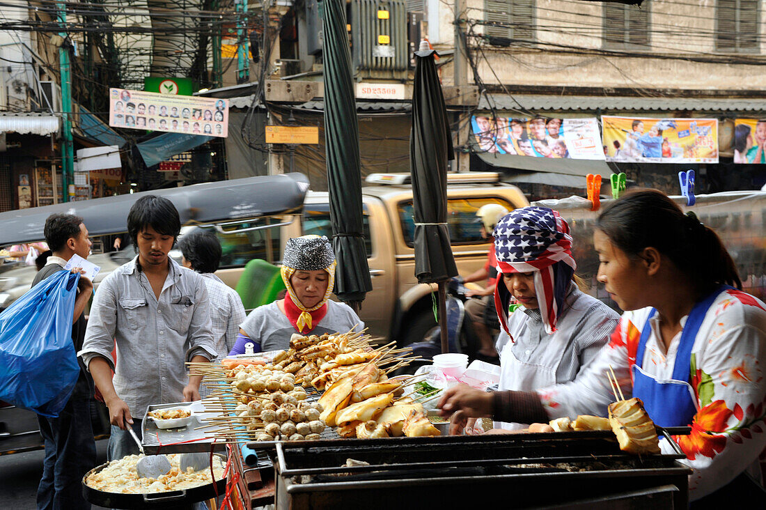 Strassenstand mit Grillspiessen, Chinatown, Bangkok, Thailand