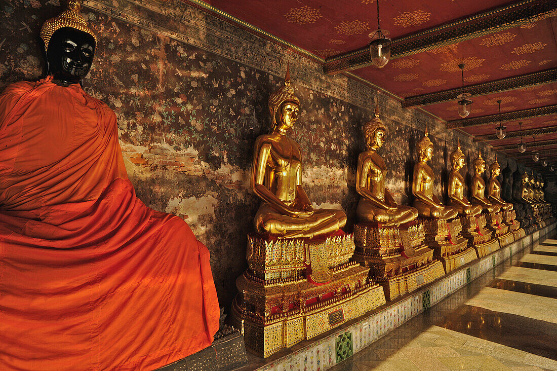 Buddha Statuen vor Wandmalerei in Galerie, Wat Suthat, Altstadt, Bangkok, Thailand