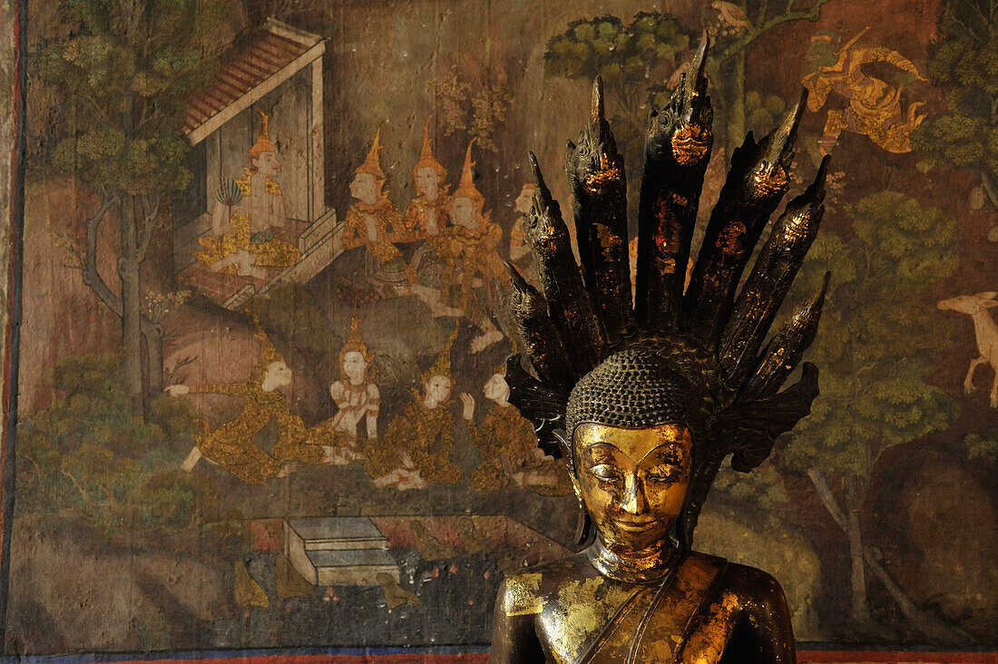 Buddha Statue vor Wandmalerei, Wat Suthat, Altstadt, Bangkok, Thailand