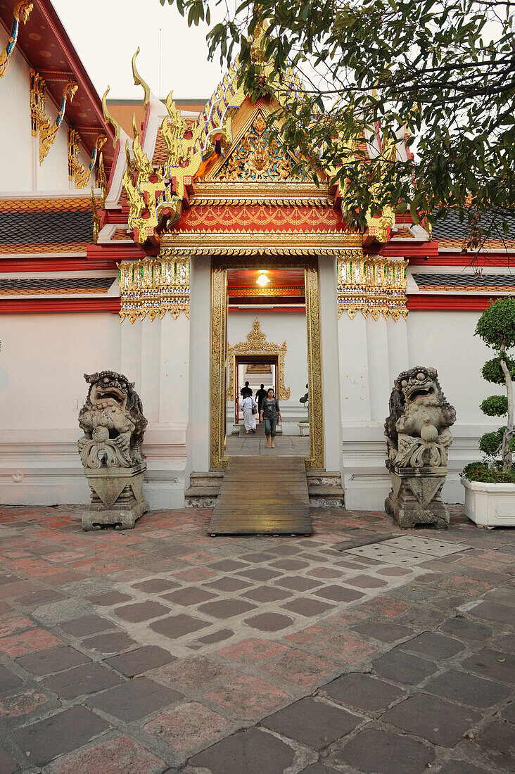 Tür in der Tempelanlage Wat Pho, Bangkok, Thailand