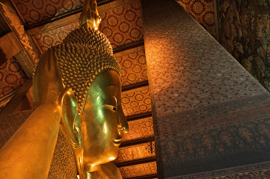 Liegende Buddha Statue im Wat Pho, Altstadt, Bangkok, Thailand