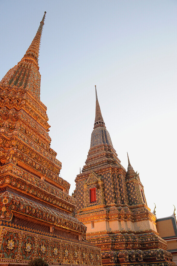 Chedis (Stupas) in der Tempelanlage Wat Pho, Bangkok, Thailand