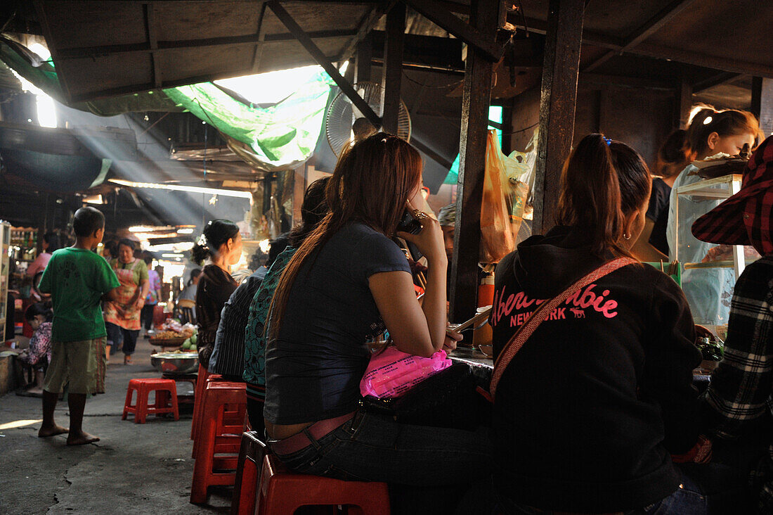 Frauen an Essensstand auf Markt, Phnom Penh, Kambodscha