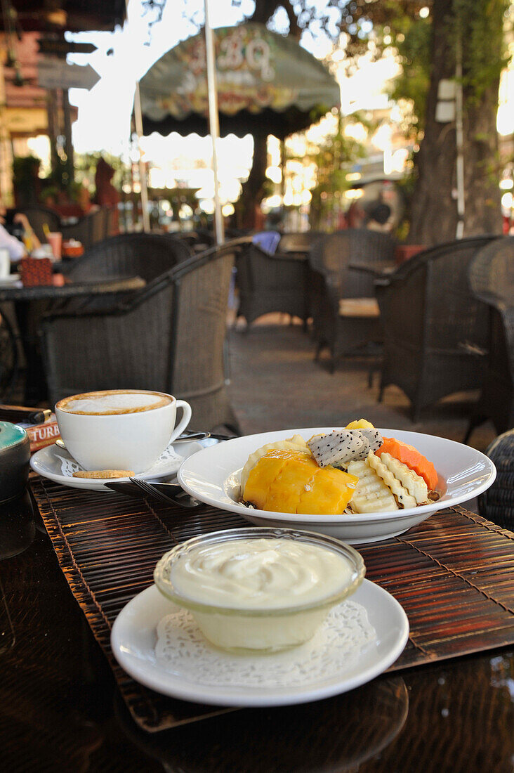 Frühstück, Müsli und Kaffee, in einem Café am Mekong, Phnom Penh, Kambodscha