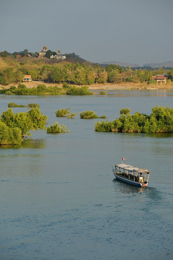 Kleines Fährboot auf dem Mekong bei den Si Phan Don, Viertausend Inseln, bei Muang Khong, Laos, Südost, Asien