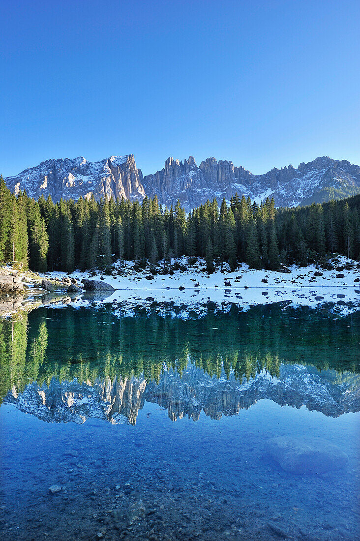 Karersee mit Latemargruppe im Hintergrund, Latemar, Dolomiten, UNESCO Weltnaturerbe, Südtirol, Italien