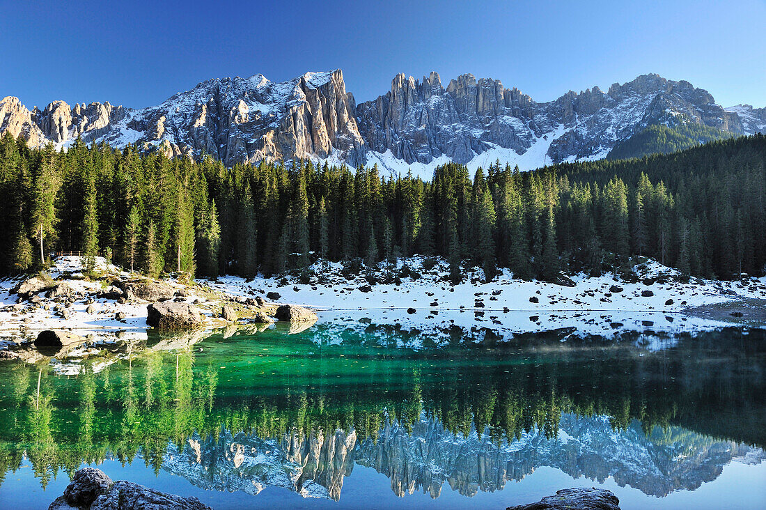 Karersee mit Latemargruppe im Hintergrund, Latemar, Dolomiten, UNESCO Weltnaturerbe, Südtirol, Italien