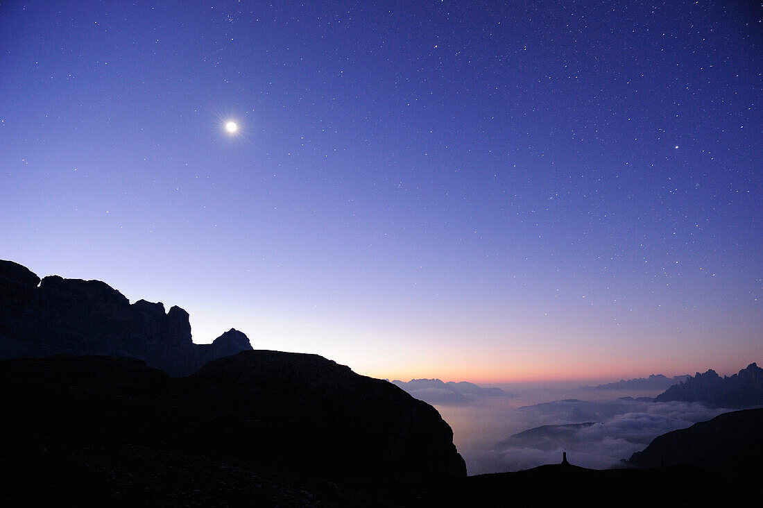 Morgennebel über dem Ansiei Tal, Dolomiten, UNESCO Weltnaturerbe, Südtirol, Italien