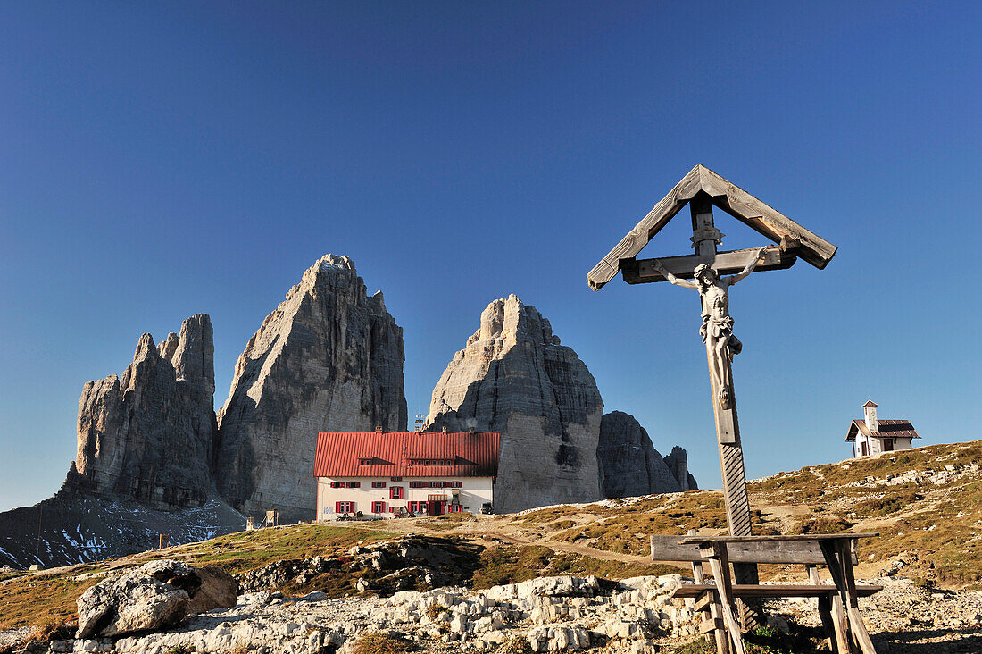 Hut Rifugio Locatelli, Drei-Zinnen-Huette, with Tre Cime di Lavaredo, Drei Zinnen, Dolomites, UNESCO World Heritage Site, South Tyrol, Italy