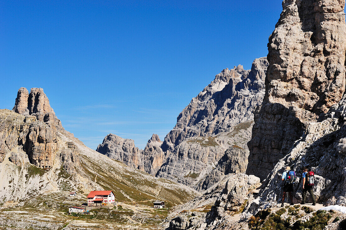 Wanderer gehen auf Dreizinnenhütte zu, Drei Zinnen, Sextener Dolomiten, Dolomiten, UNESCO Weltnaturerbe, Südtirol, Italien