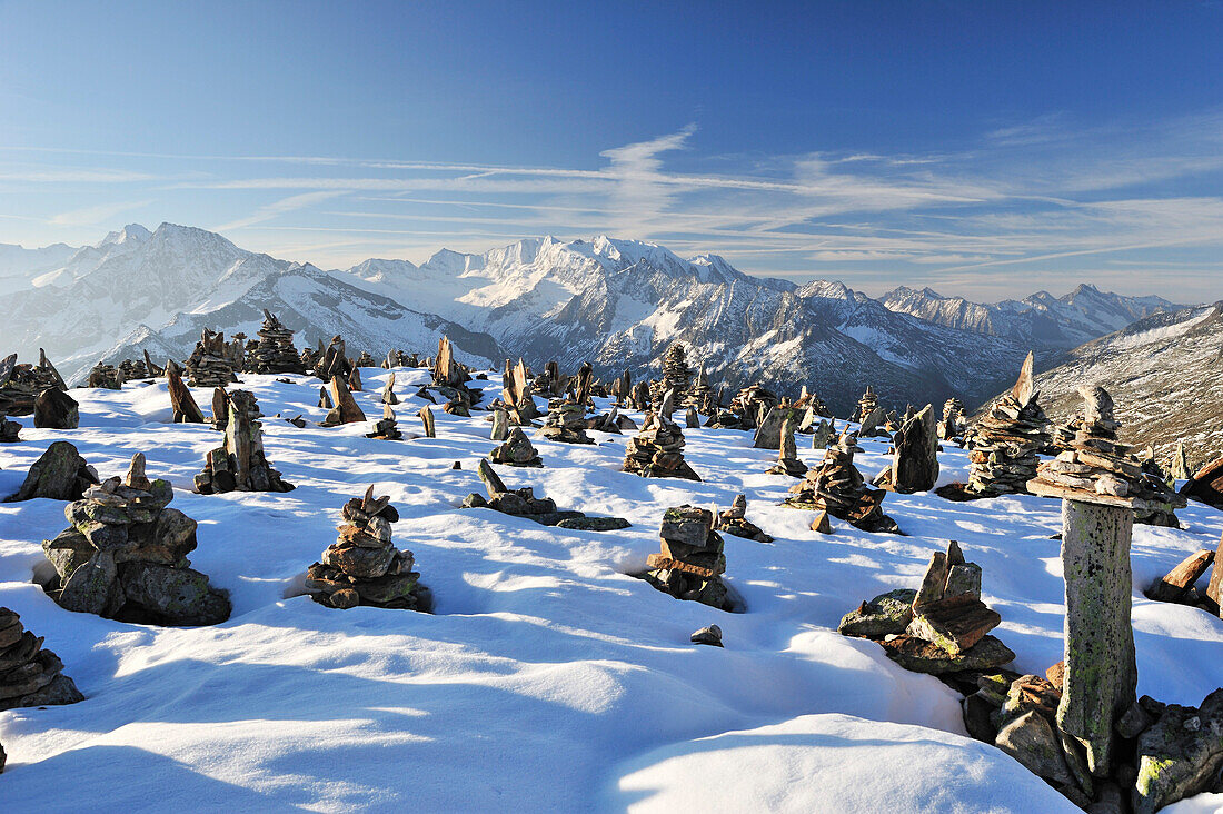 Steinmänner am Petersköpfl mit Blick auf Zillertaler Hauptkamm, Zillertaler Alpen, Zillertal, Tirol, Österreich
