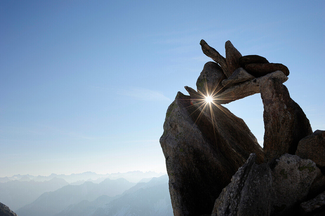 Steinmann mit Sonnenstern, Zillertaler Alpen, Zillertal, Tirol, Österreich