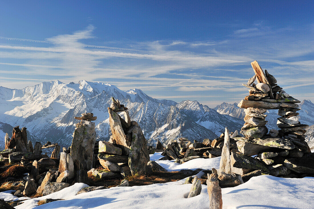 Steinmänner am Petersköpfl mit Blick auf Zillertaler Hauptkamm, Zillertaler Alpen, Zillertal, Tirol, Österreich