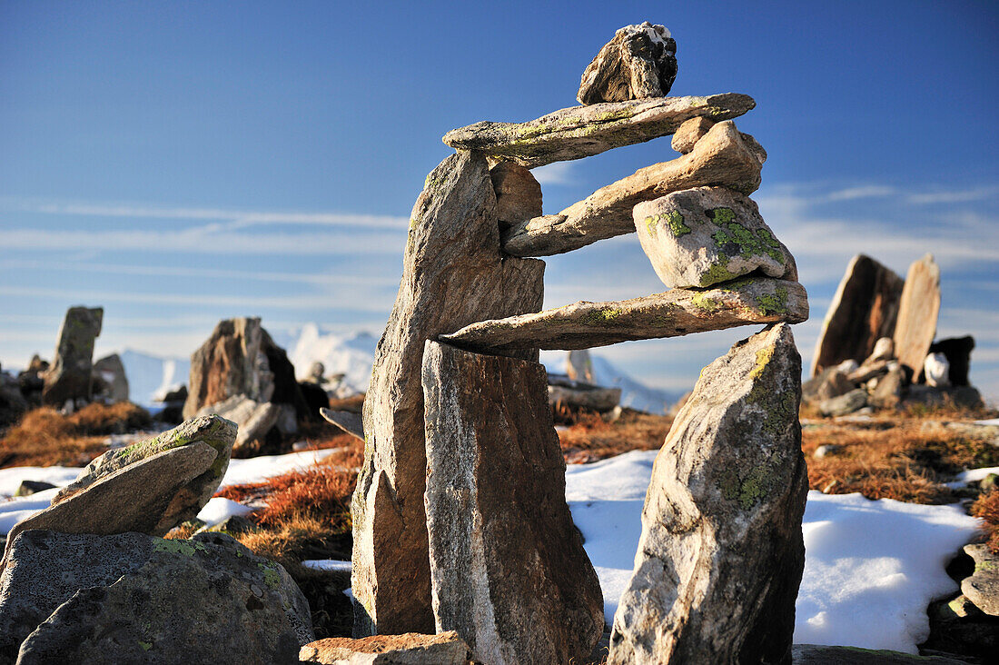 Steinmänner am Petersköpfl mit Blick auf Zillertaler Hauptkamm, Zillertaler Alpen, Zillertal, Tirol, Österreich