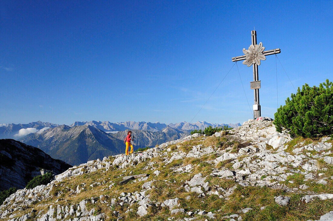 Frau geht auf Gipfelkreuz zu, Unnütz, Rofangebirge, Brandenberger Alpen, Tirol, Österreich