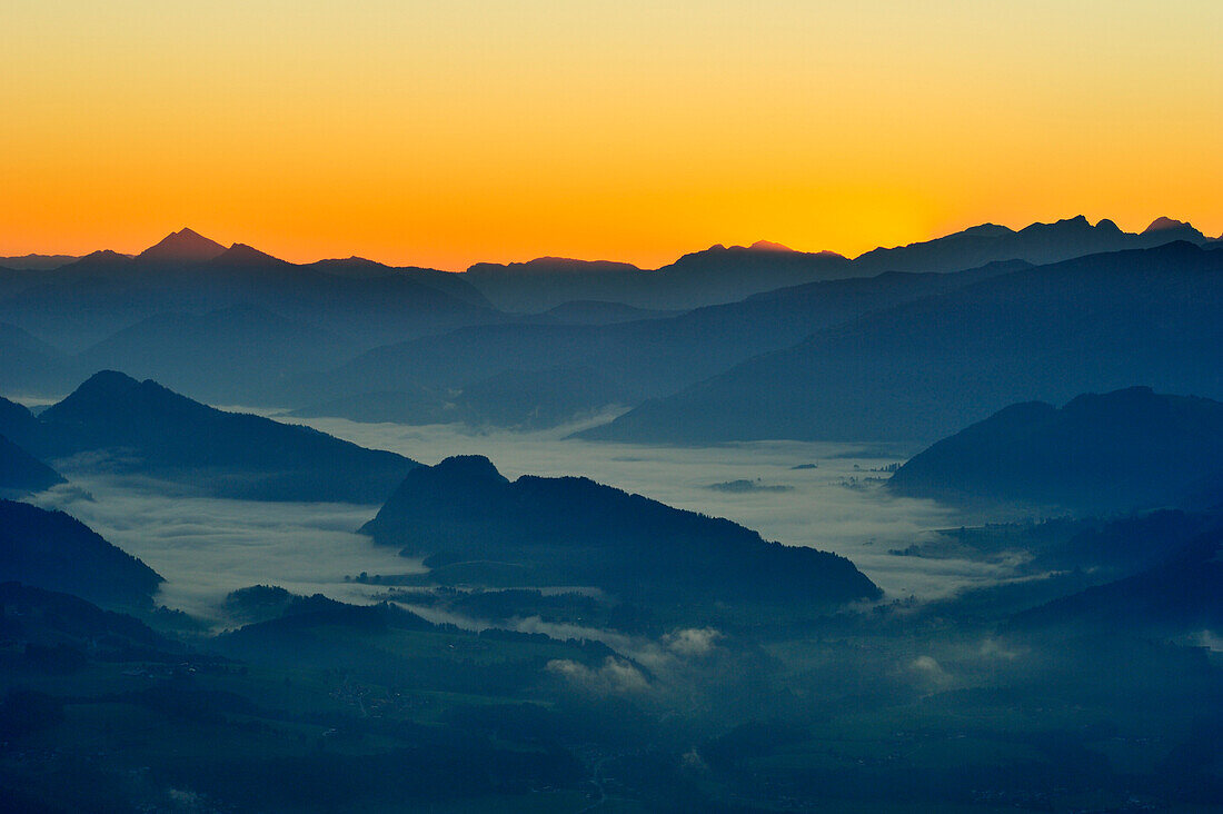 Blick auf Walchseebecken, Chiemgauer und Berchtesgadener Alpen vom Brünnstein, Brünnstein, Bayerische Voralpen, Oberbayern, Bayern, Deutschland