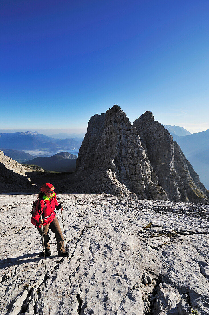 Frau steigt zum Dritten Watzmannkind auf, Kleiner Watzmann, Zweites und Erstes Watzmannkind im Hintergrund, Watzmann, Nationalpark Berchtesgaden, Berchtesgadener Alpen, Oberbayern, Bayern, Deutschland