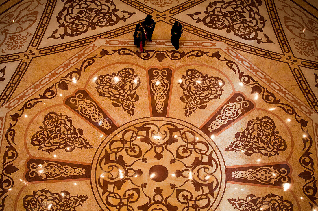 Frauen in arabischen Kleidern im Atrium des Emirates Palace Hotel, Abu Dhabi, Vereinigte Arabische Emirate