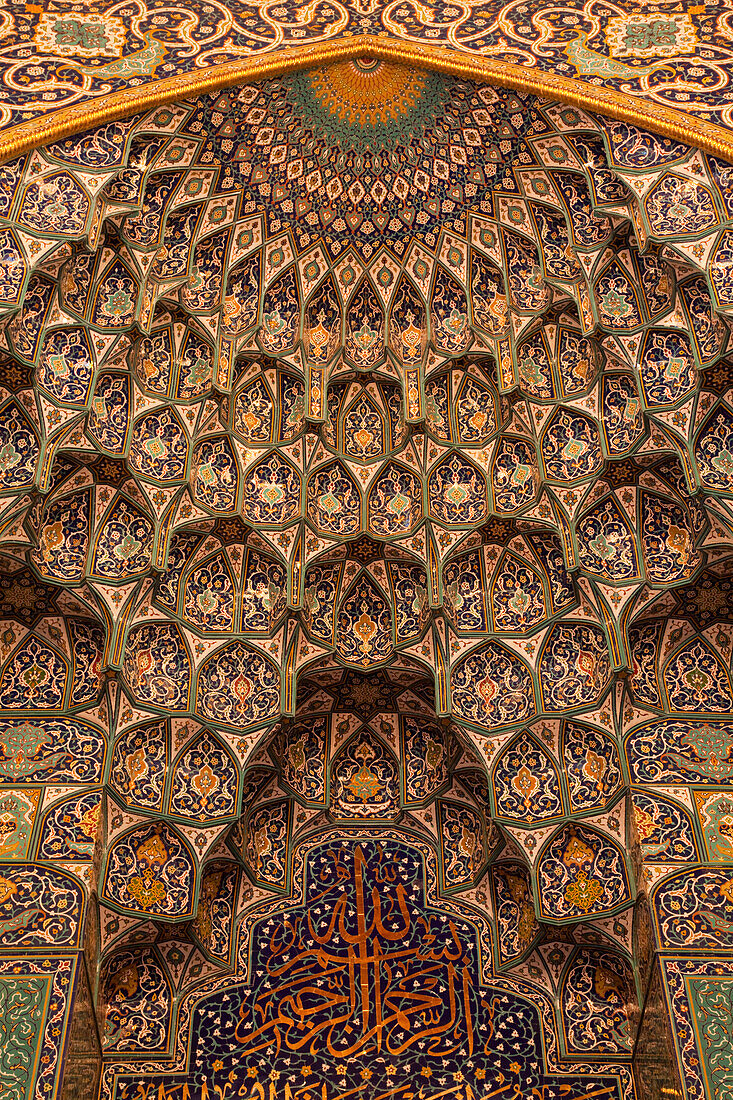 Intricate details on wall inside musalla, Sultan Qaboos Grand Mosque, Muscat, Masqat, Oman, Arabian Peninsula