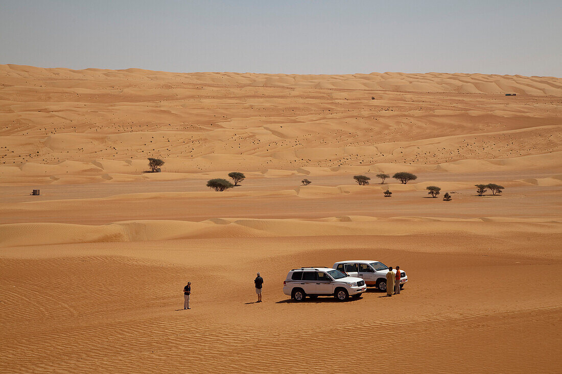 Allrad Fahrzeuge bei einer Tour durch Dünen, Wahiba Sands Wüste, nahe Bidiya, Ash Sharqiyah, Oman, Arabische Halbinsel