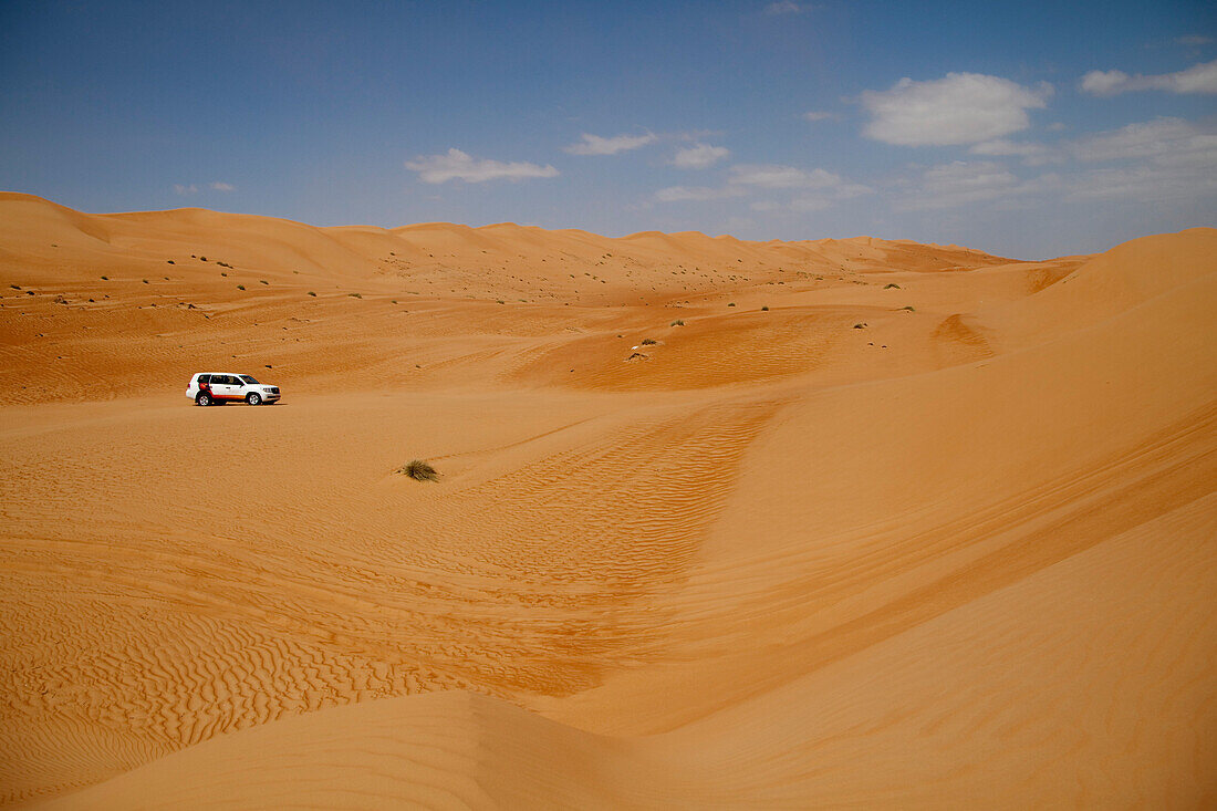 Allrad Fahrzeug bei einer Tour durch Dünen, Wahiba Sands Wüste, nahe Bidiya, Ash Sharqiyah, Oman, Arabische Halbinsel