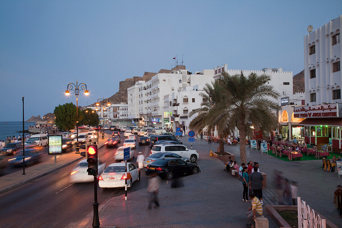 Autos stehen im abendlichen Stau an der Hafenpromenade, Muscat, Maskat, Oman, Arabische Halbinsel