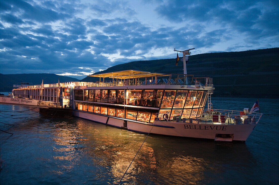 Flusskreuzfahrtschiff MS Bellevue, TransOcean Kreuzfahrten, liegt am Steg in der Abenddämmerung, Flusskreuzfahrt auf dem Rhein, Bingen, Rheinland-Pfalz, Deutschland