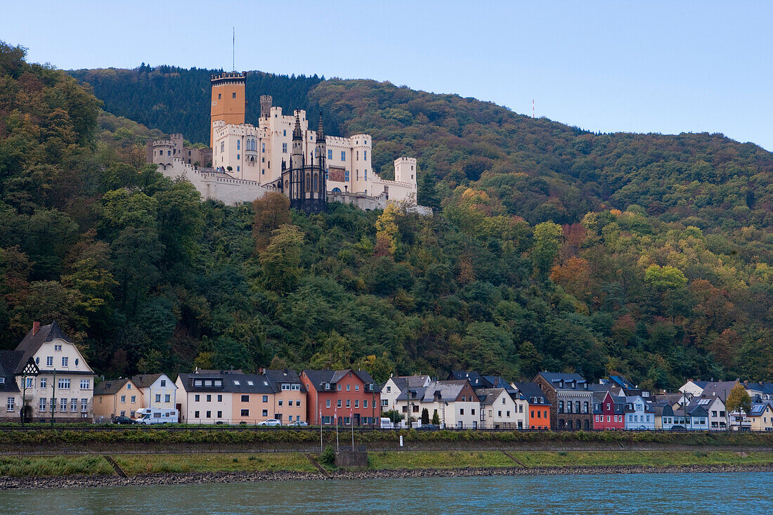Burg Schloss Stolzenfels, gesehen von Bord Flusskreuzfahrtschiffes MS Bellevue, TransOcean Kreuzfahrten, Flusskreuzfahrt auf dem Rhein, nahe Koblenz, Rheinland-Pfalz, Deutschland