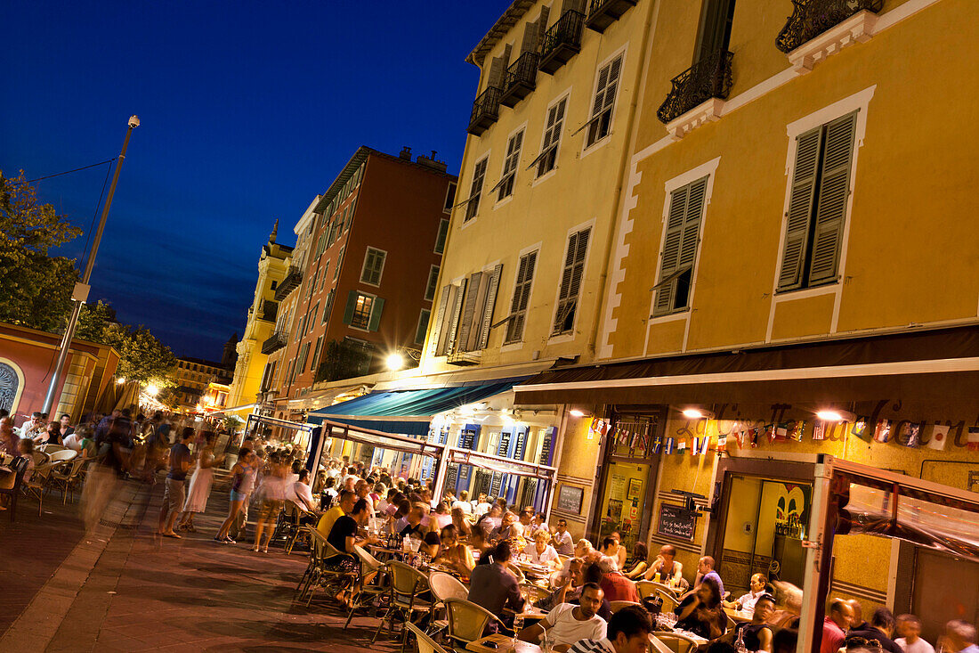 Beleuchtete Restaurants am Cours Saleya am Abend, Nizza, Frankreich, Europa