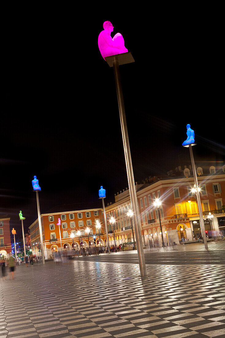Beleuchtete Skulpturen am Place Massena bei Nacht, Nizza, Frankreich, Europa