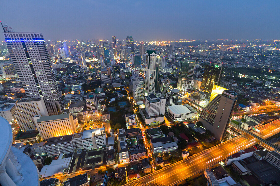 Panoramablick von der Scirocco Sky Bar, Lebua State Tower in Bangkok, Thailand
