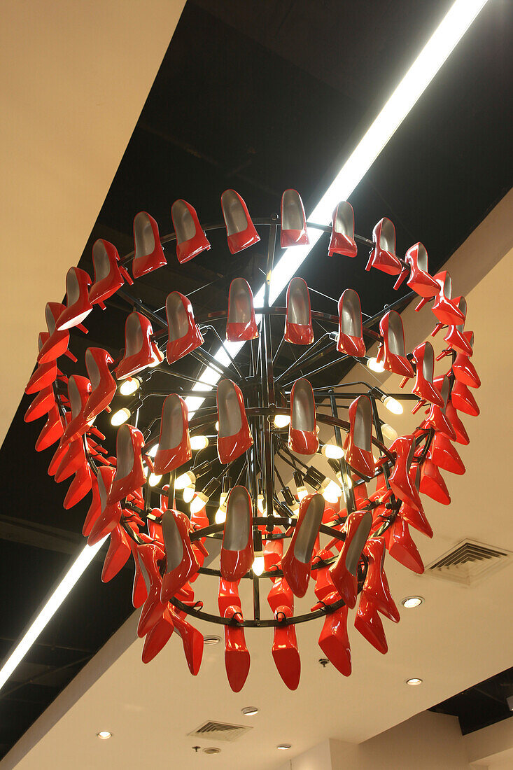 Kronleuchter aus roter High Heels, Landmark,  Einkaufszentrum, Makati City, Insel Luzon, Philippinen