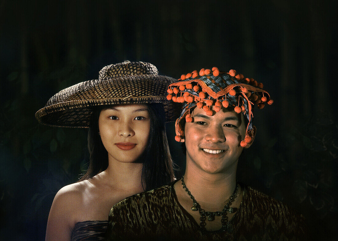 Junges Paar mit traditioneller Kopfbedeckung, Zamboanga, Davao, Mindanao Insel, Philippinen