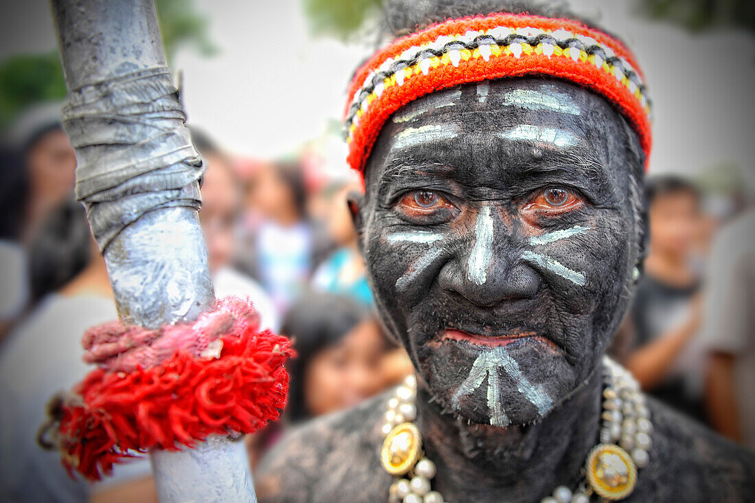 Mann mit Speer, mit Gesichtsbemahlung, Festival Ati Atihan, Kalibo, Aklan, Panay Insel, Visayas, Philippinen