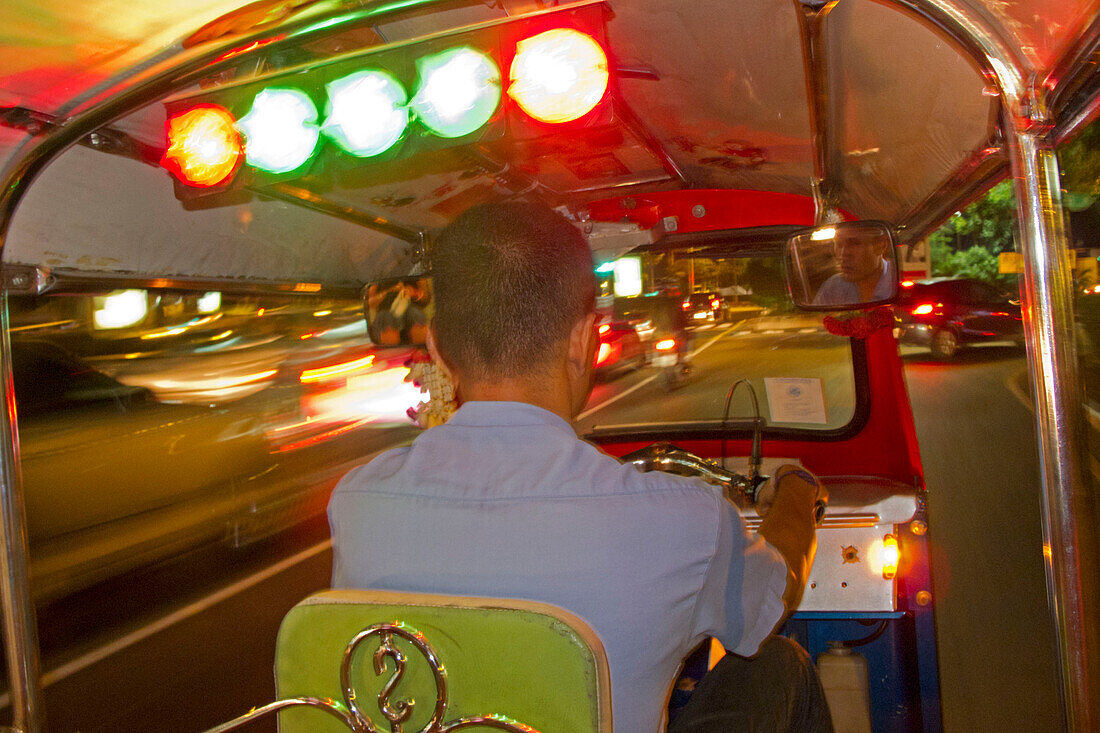 Tuk Tuk Fahrer bei Nacht, Bangkok, Thailand, Asien