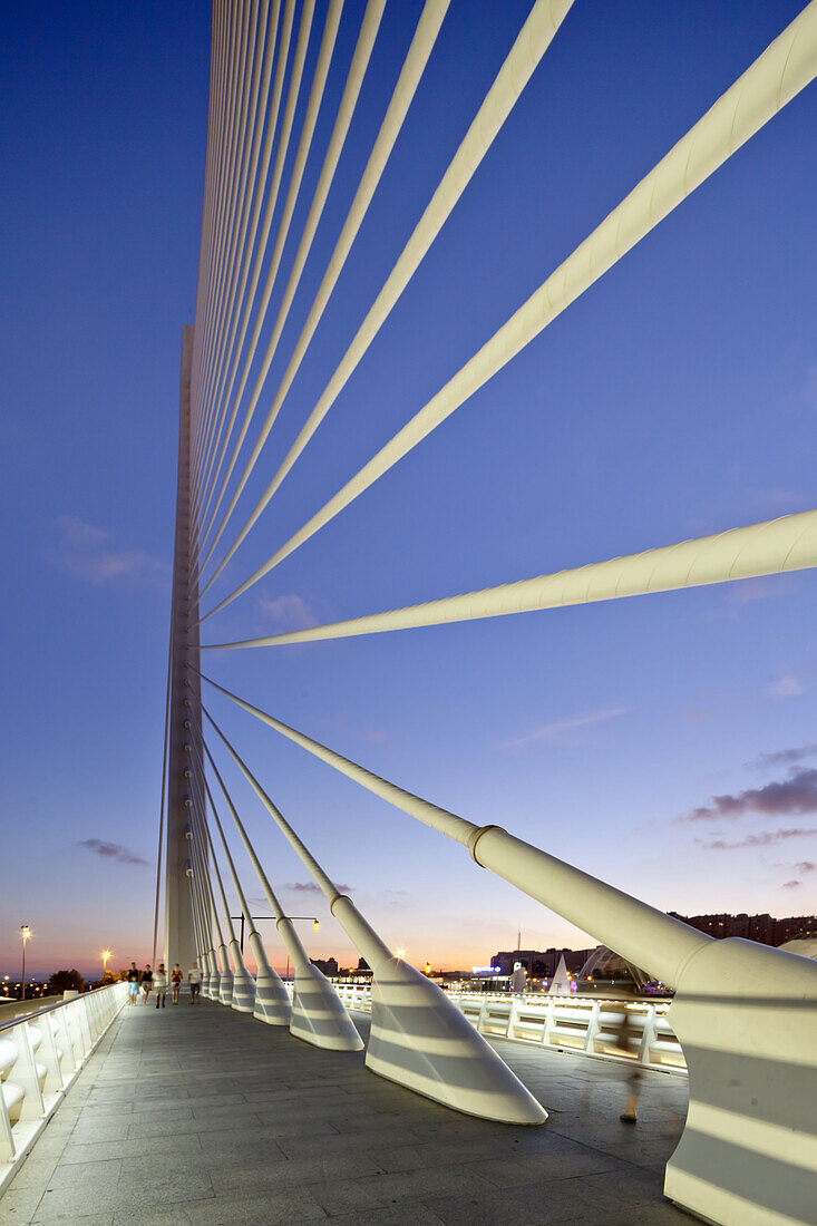 Puente de l'Assut de l'Or am Abend, Brücke vor der Wissenschaftsstadt, Valencia, Spanien, Europa