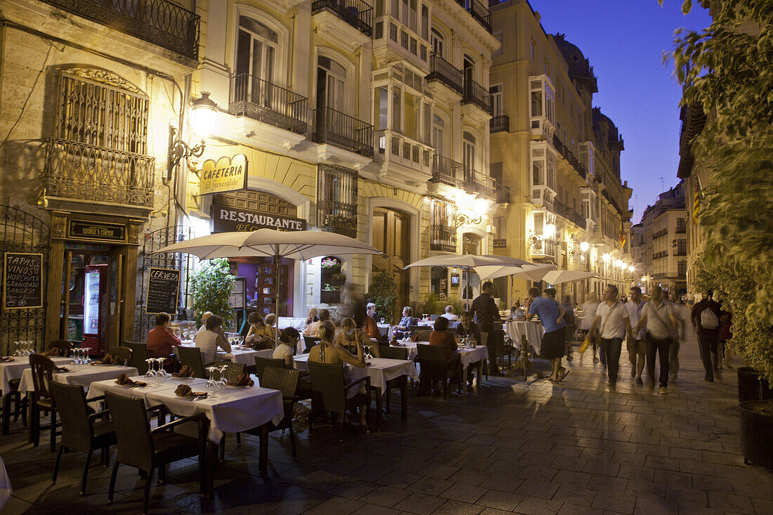 Restaurant El Generalife in einer Gasse am Abend, Valencia, Spanien, Europa