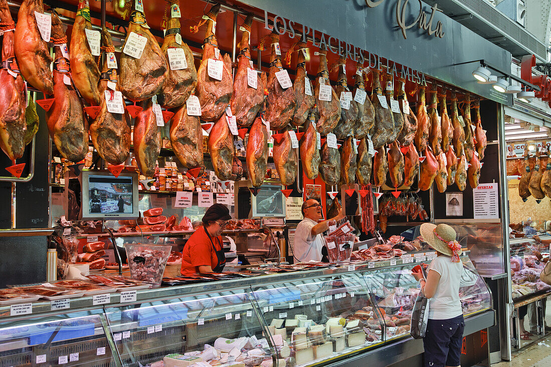 Schinken im Zentralmarkt Mercado Central, Valencia, Spanien, Europa