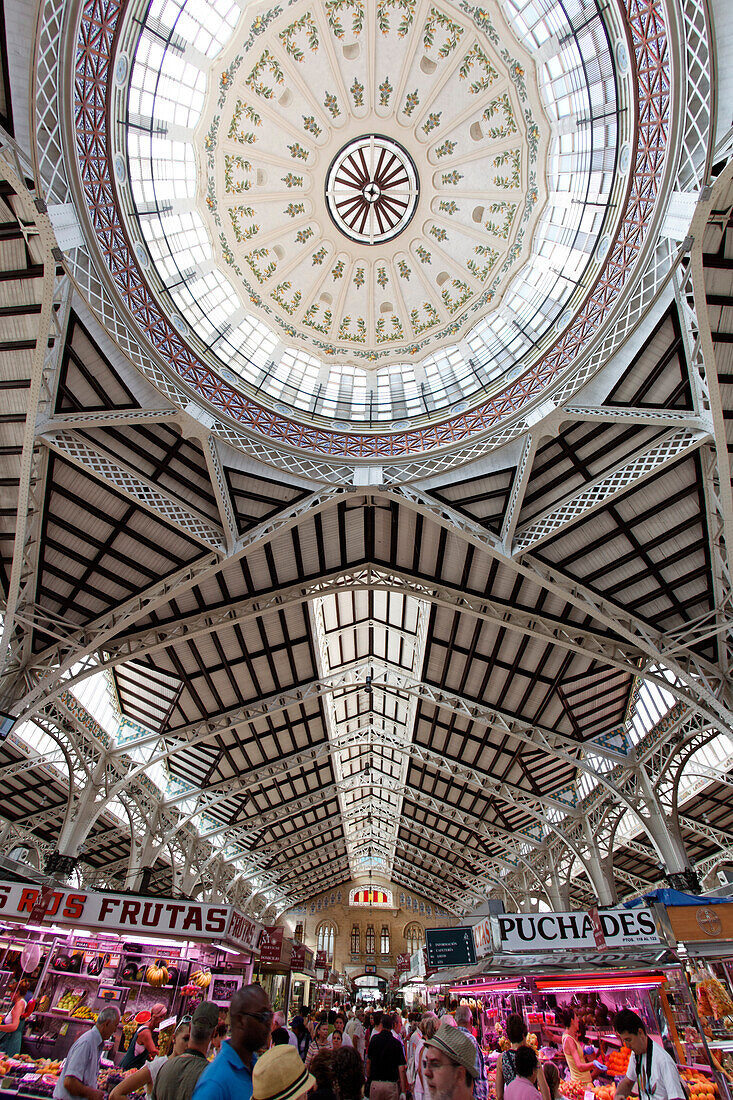 Blick auf die Jugendstil Decke im Zentralmarkt Mercado Central, Valencia, Spanien, Europa