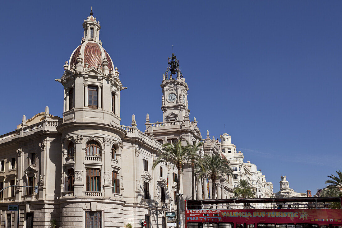 Rathaus am Rathausplatz Plaza del Ayuntamiento im Sonnenlicht, Valencia, Spanien, Europa