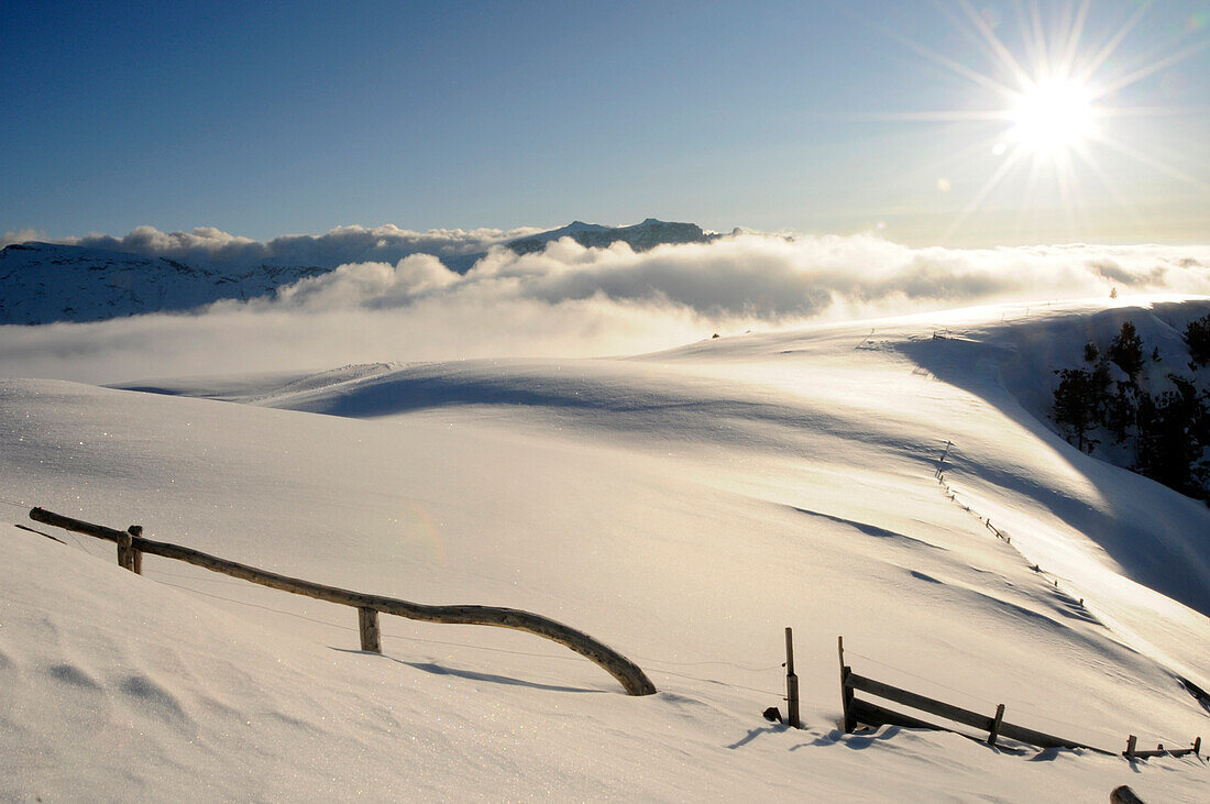 Verschneite Alm bei Sonnenuntergang, Seiser Alm, Puflatsch, Südtirol, Italien, Europa