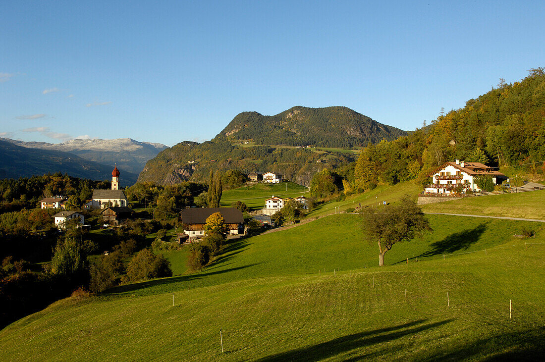 Bauernhäuser auf der Villanderer Alm im Sonnenlicht, Kastelruth, Eisacktal, Südtirol, Italien, Europa