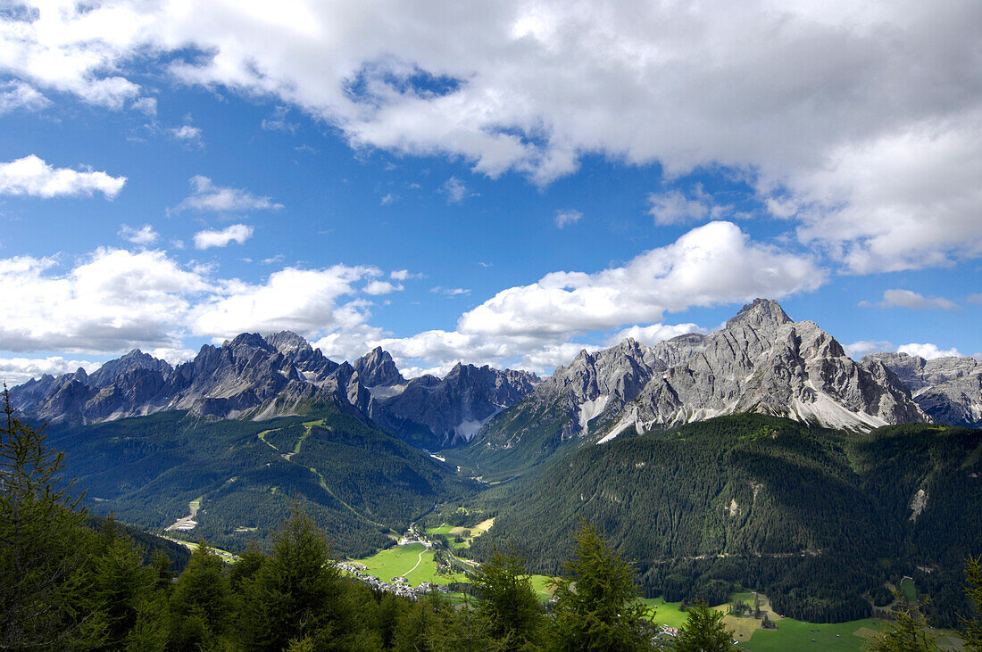 Berglandschaft unter Wolkenhimmel, Dolomiten, Südtirol, Italien, Europa