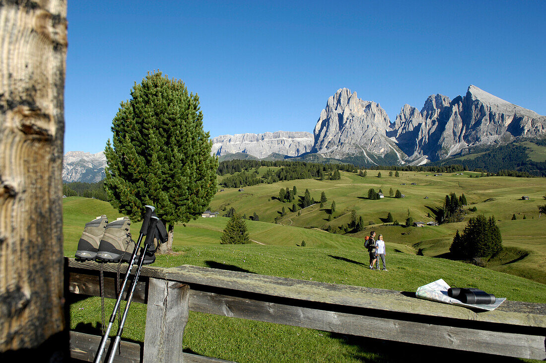 Fernglas und Wanderstöcke am geländer liegend, Langkofelgruppe, Dolomiten, Südtirol, Trentino-Alto Adige, Italien