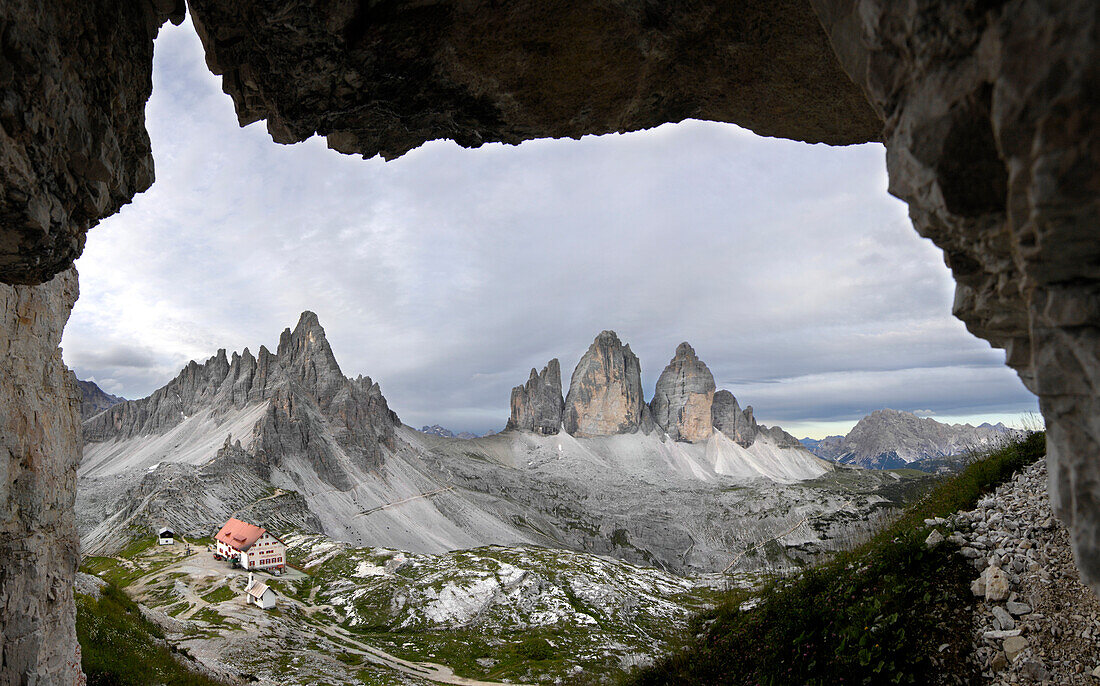 Blick aus der Felshöhle auf die Drei Zinnen, Sextener Dolomiten, Pustertal, UNESCO Weltnaturerbe , Dolomiten, Südtirol, Trentino-Alto Adige, Italien
