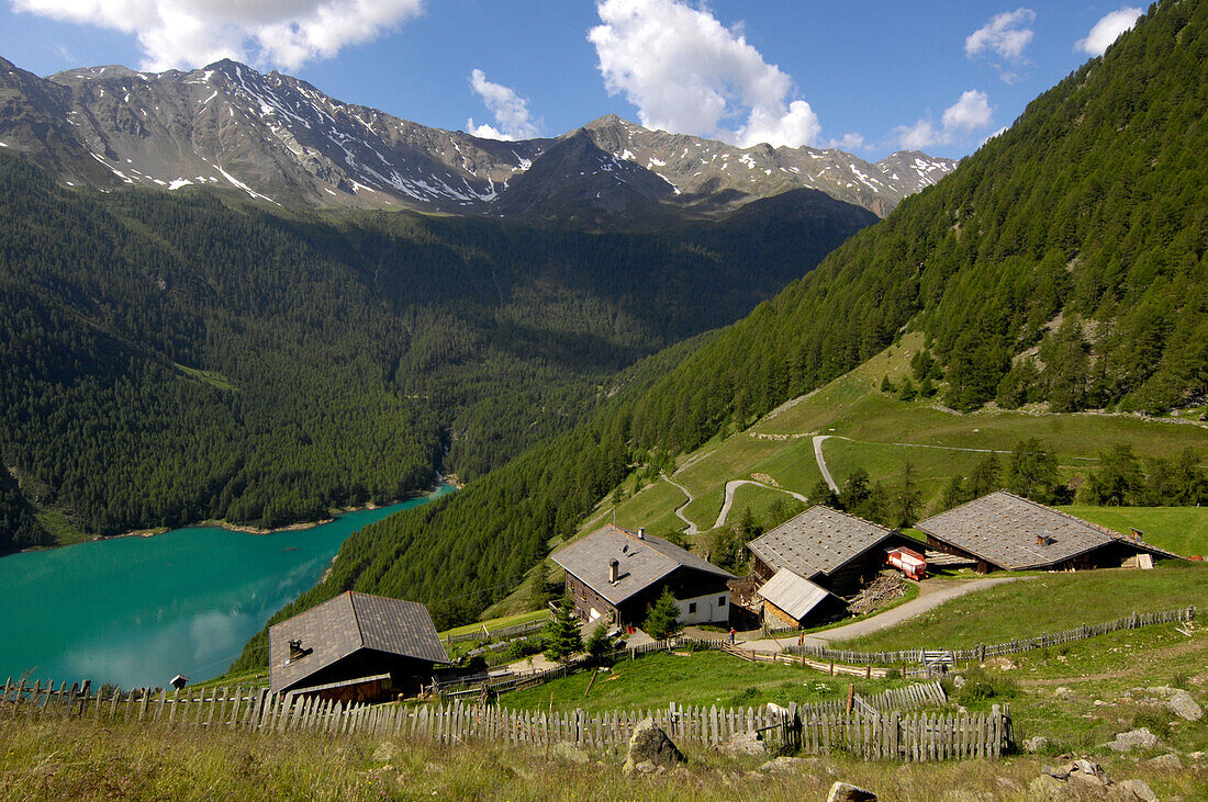 Bauernhöfe, Bergsee im Tal, Vernagt am See, Schnalstal. Vinschgau, Südtirol, Trentino-Alto Adige, Italien