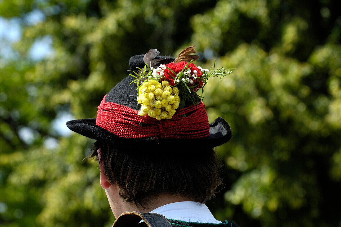 Hut mit Blumen dekoriert, ein Man mit Sarner Tracht, Südtirol, Trentino-Alto Adige, Italien